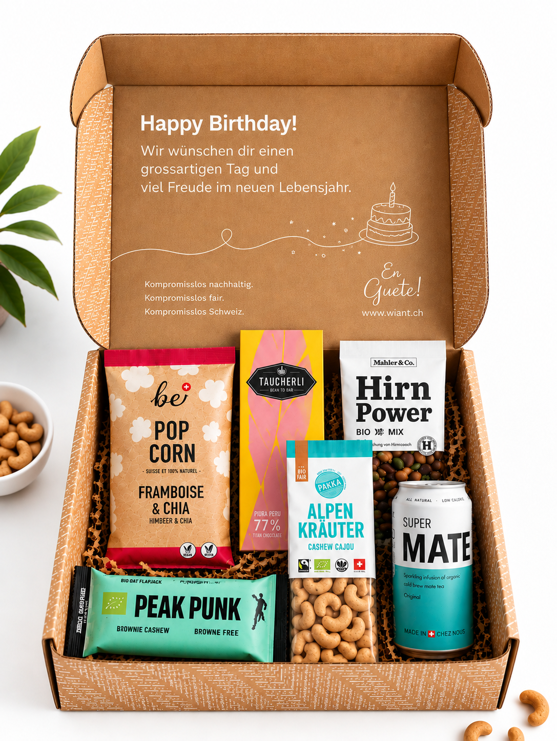 Offene wiant Geburtstagsbox mit Schweizer Produkten und Happy-Birthday-Karte im Deckel