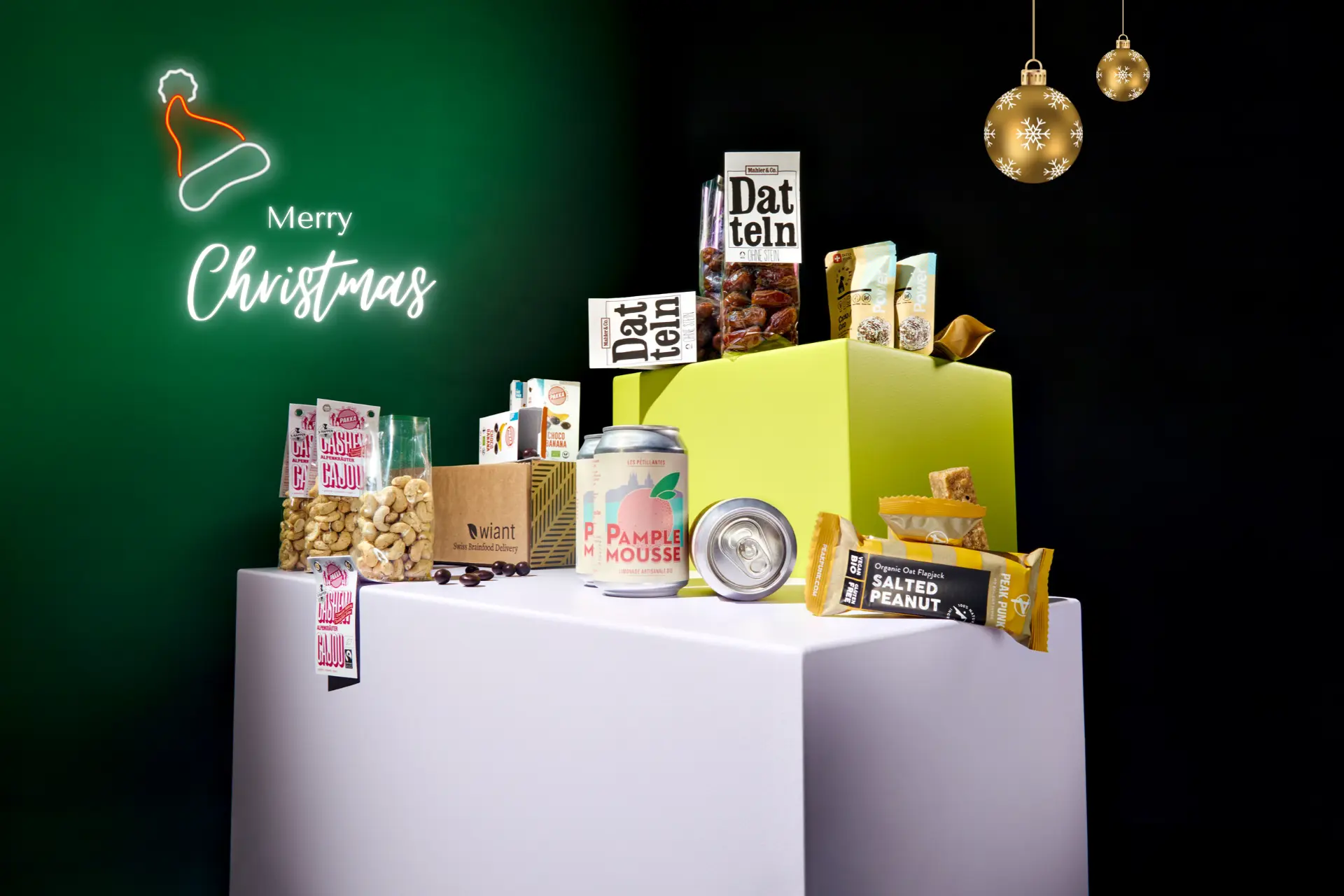 Weihnachtliche WIANT Geschenkbox mit Schweizer Produkten