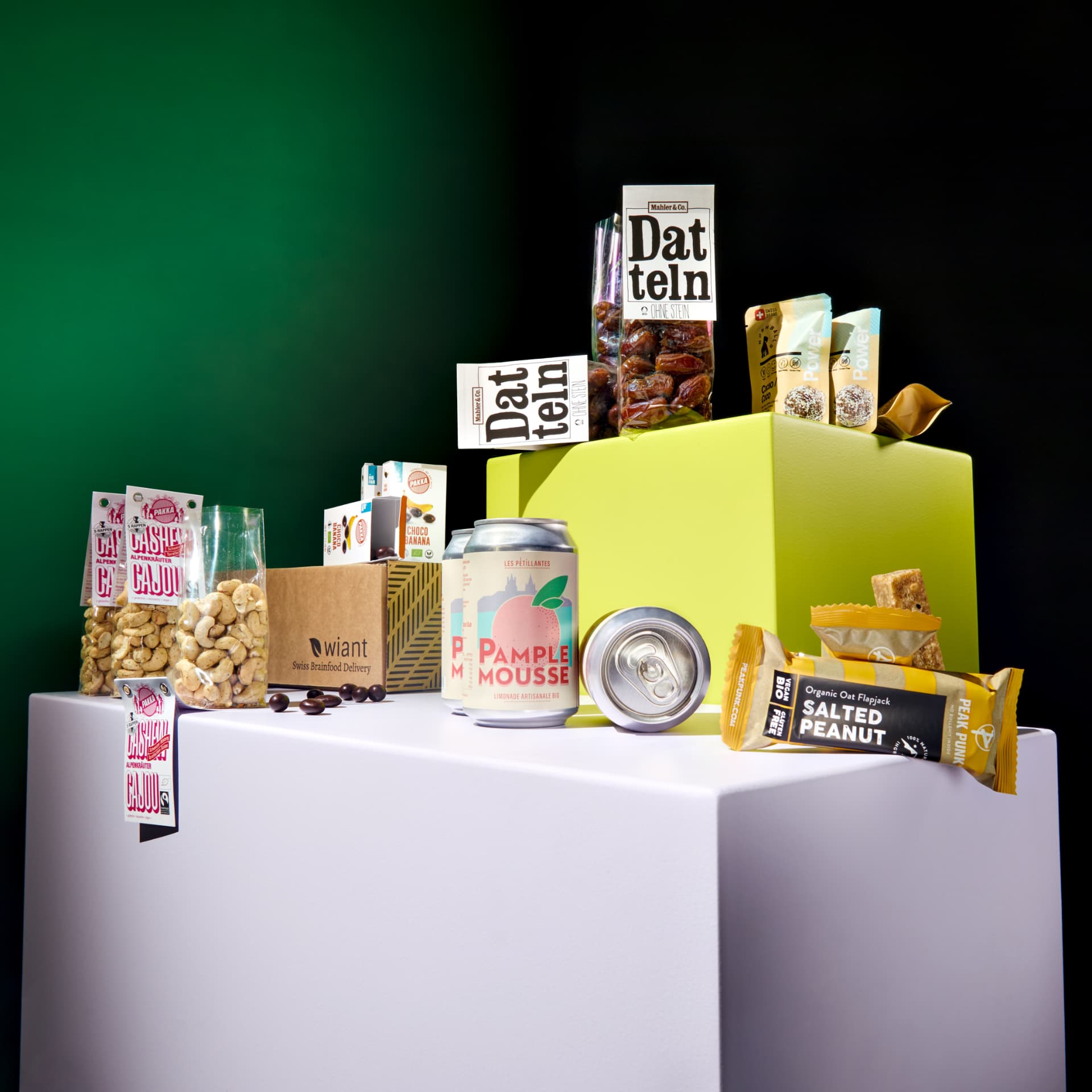 Geschenkbox mit Schweizer Snacks, Nüssen und Getränken