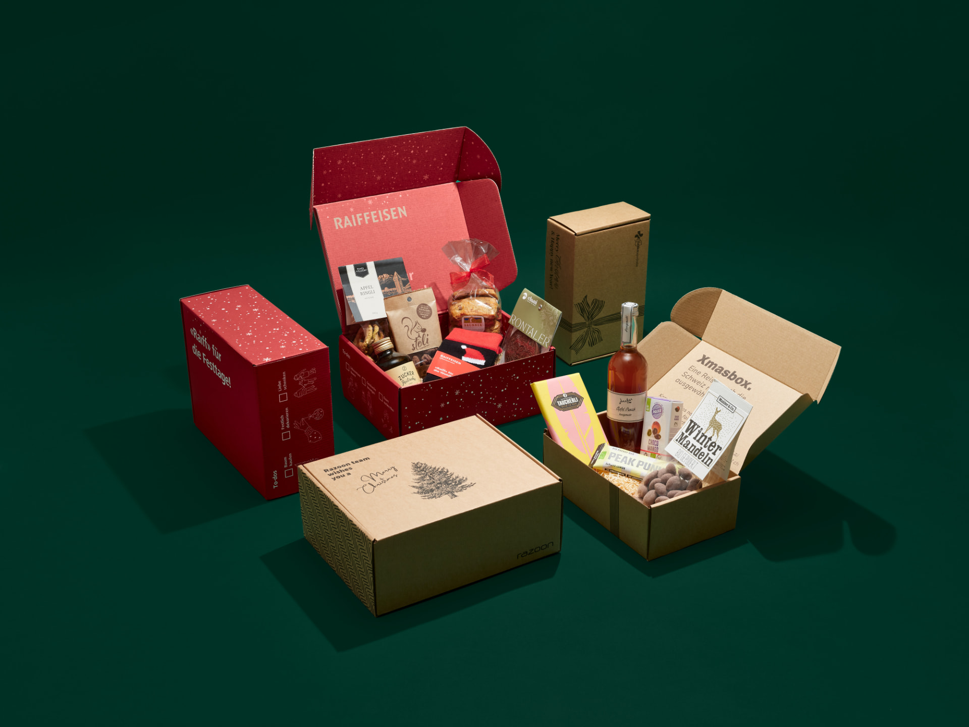 Geschenkboxen im Weihnachtsdesign auf grünem Hintergrund