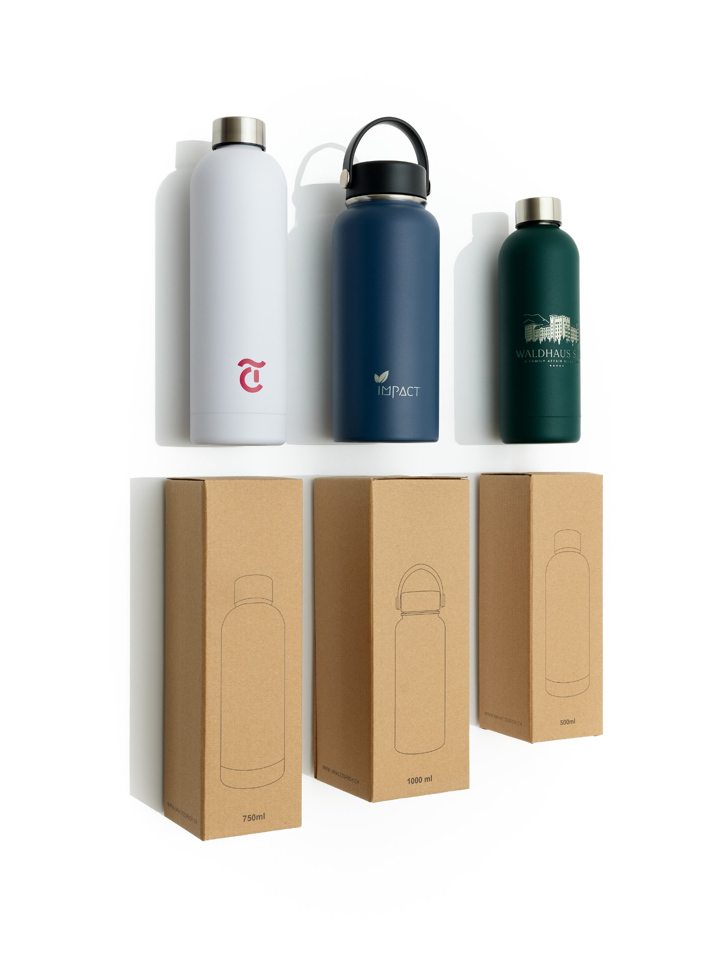 Edelstahl-Trinkflaschen mit Firmenlogo von Impact Zurich, darunter die Kartonverpackungen